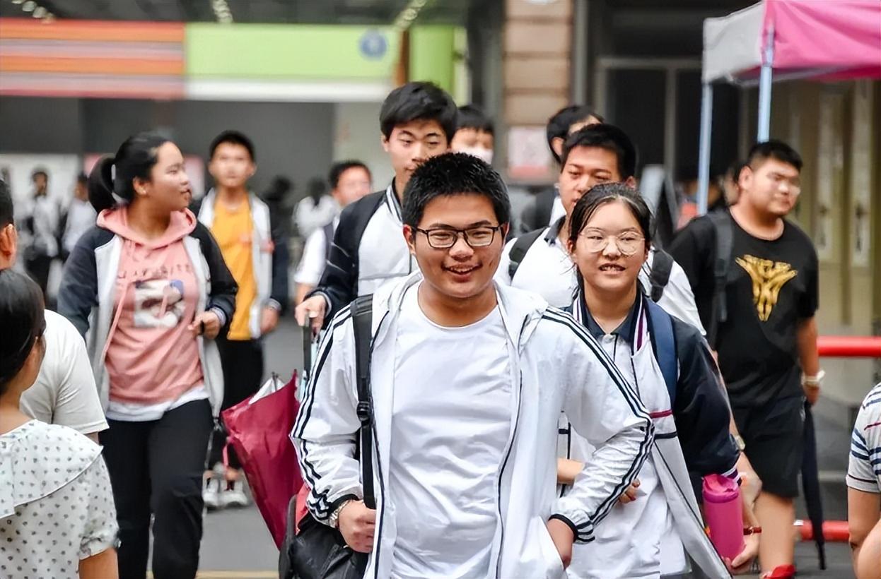 官方通报学校不许带手机却卖手机（辽宁一学生放假在家玩手机）