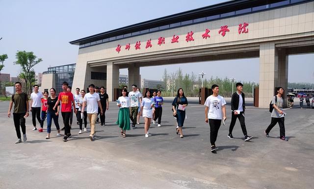 四川交通职业技术学校，成都工业机器人技术学校（四川筹建“交通职业技术大学”）