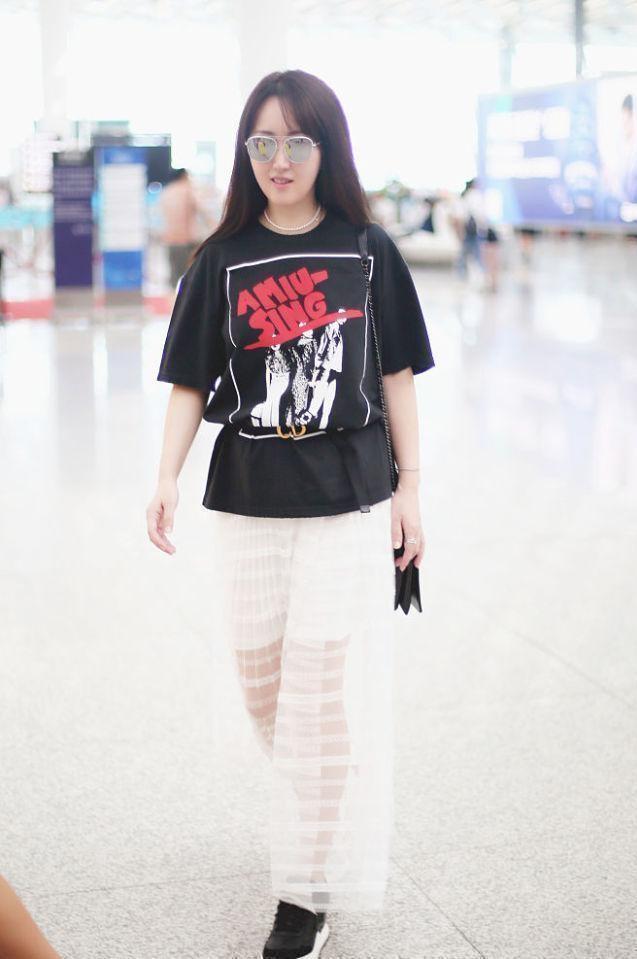 杨钰莹中年也这么甜美，粉色吊带裙清新温柔，看脸有点婴儿肥