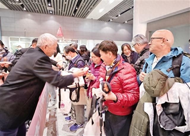 “乙类乙管”后 首个入境旅游团抵陕