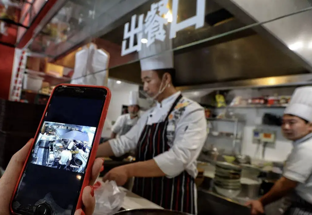 蚂蚁吃过的东西人能吃吗，蚂蚁吃了的东西人可以吃吗?有毒吗（女子店内吃面挑出80多只蚂蚁无赔偿）