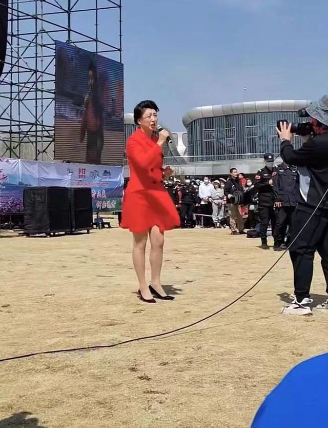 闫学晶今年多少岁，51岁闫学晶去山东农村商演照曝光