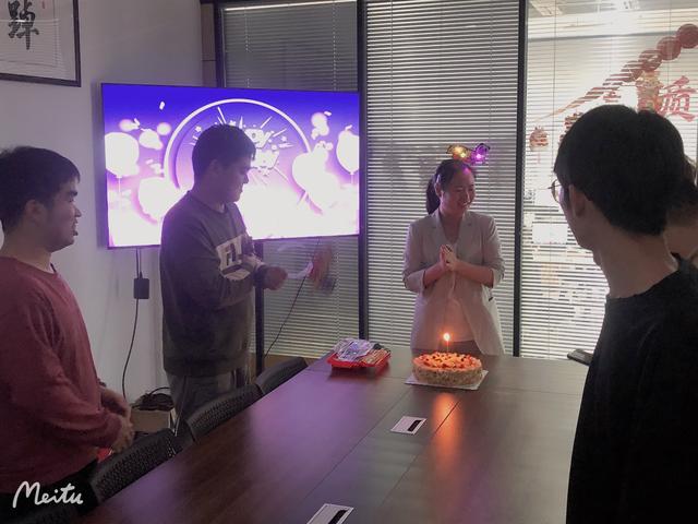 男同事生日祝福语，男同事生日祝福语简短精辟（亿阳汇聚三月员工生日会）