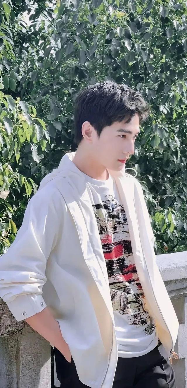 杨洋手机壁纸♡，杨洋高清壁纸（一组超好看的杨洋壁纸图片）