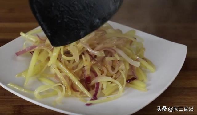 洋葱炒土豆的做法最正宗的做法，土豆里加一个洋葱