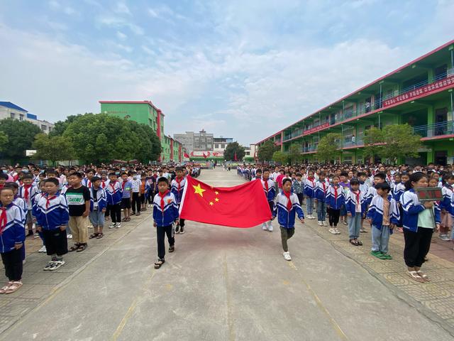 升国旗出旗曲是哪首歌，开国大典升国旗放的是哪一首歌曲（一起向未来——赵河镇中心小学升国旗仪式）