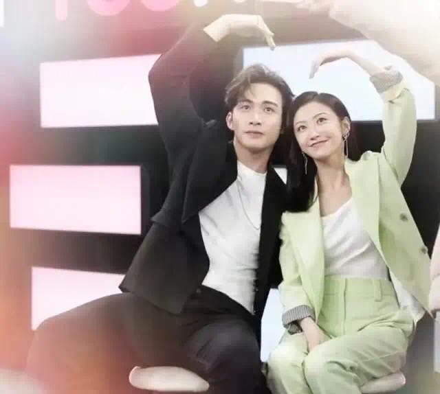 北美大灰狼是什么梗，北美灰狼为什么这么大（嘟嘴索吻、牵手搂抱、时刻黏在一起）