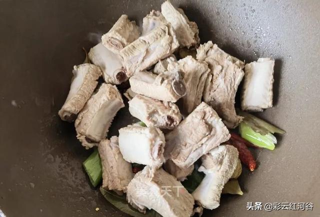 土豆炖排骨的家常做法，豆角土豆炖排骨的家常做法（土豆炖排骨）