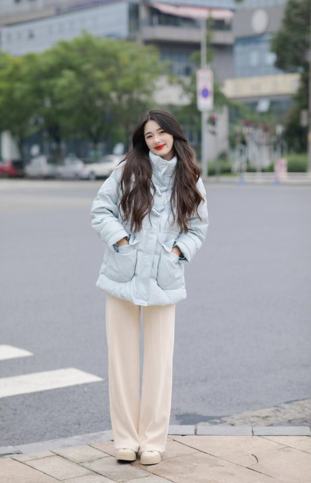 白色外套穿搭，白色外套穿搭图片女（今年羽绒服建议穿“蓝色”）