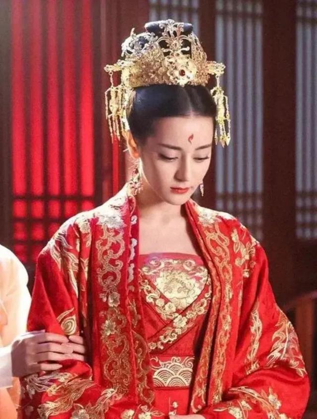同样在剧里结婚，身着凤冠霞披，鞠婧祎居然不是排名第一