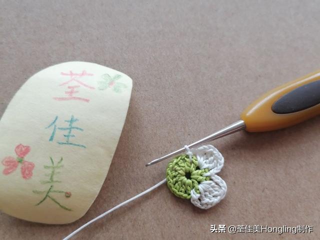 钩针编织小花朵，钩针编织花朵简单易学（新手半个小时就可以钩出来送给自己）