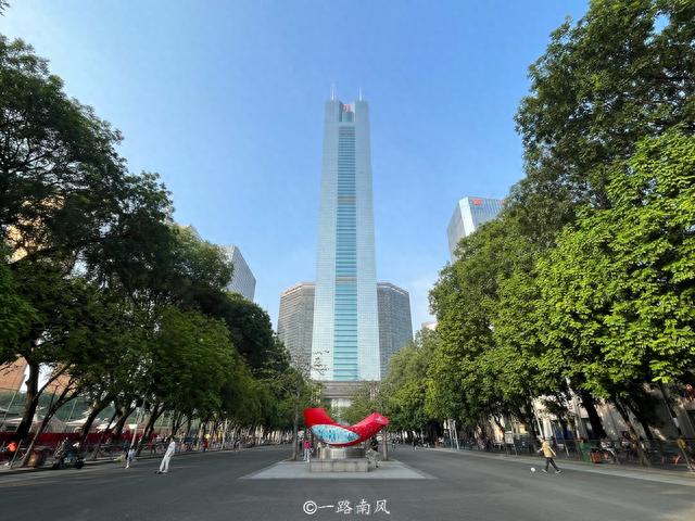 广州最大的体育场地，也是地标景点，很多明星在此开过演唱会