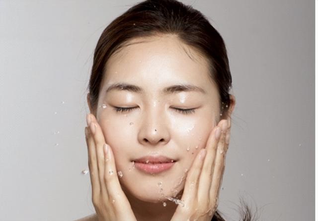 脸干用什么护肤品补水最好,脸部皮肤干燥用什么补水(四款性价比超高的
