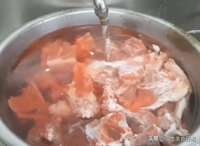 煮羊骨头的正确方法与配料，熬羊骨头汤的正确步骤（麻辣五香羊骨头的正确做法）