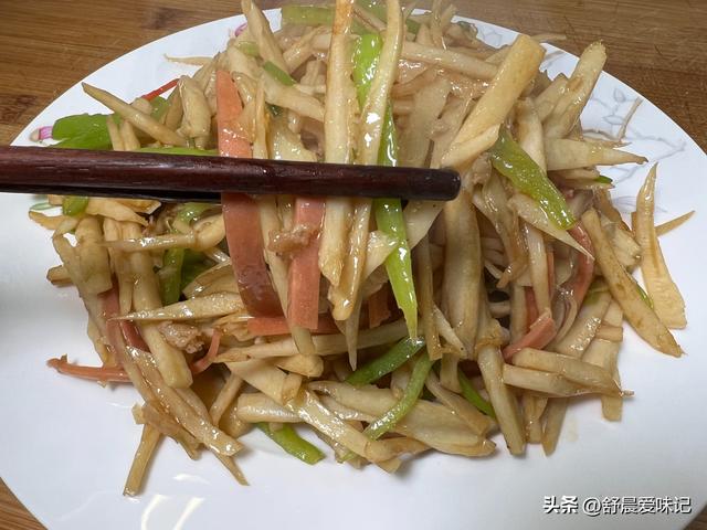 火腿肠怎么炒好吃，如何炒火腿肠才好吃（清炒藕丝在家这样做）