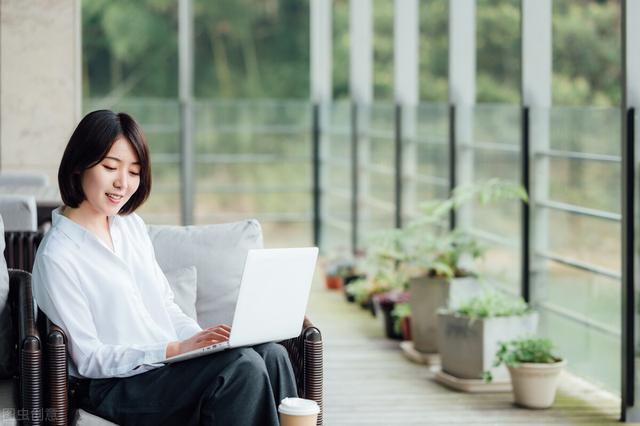 气场强大的女人的表现，年纪轻轻就有强大的气场的女生（年纪轻轻就有强大的气场的女生意思）