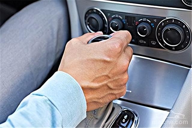 紧急制动是手刹吗，紧急制动是不是手刹（电子手刹有一个功能）