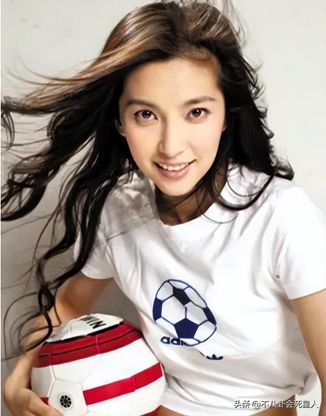 柳岩傲人的身材一直备受网友羡慕，吴尊模仿球星动作