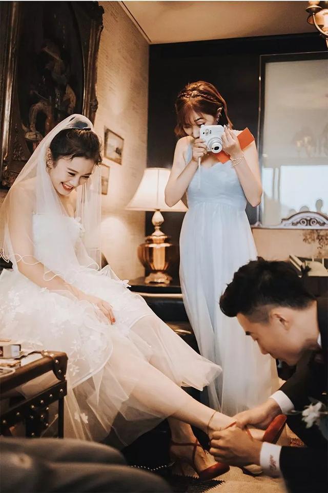 接新娘堵门游戏，结婚婚礼接亲之堵门小游戏（接亲的六个趣味小游戏）