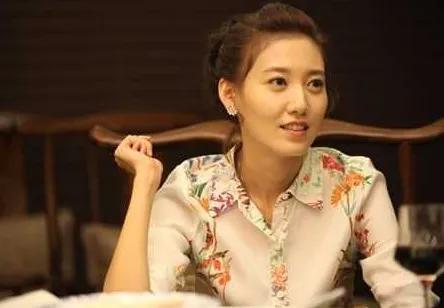 高露，为了爱情放弃事业，嫁给圈外人丈夫，如今儿女双全太过幸福