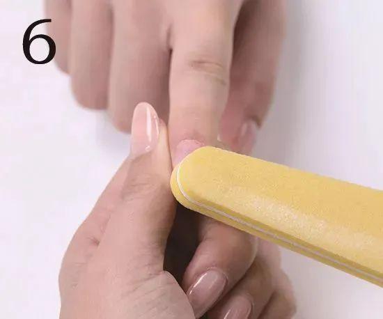 美甲怎么快速卸掉，怎么快速把美甲卸掉（最全的正确的涂甲油胶步骤——卸甲的操作步骤教程）