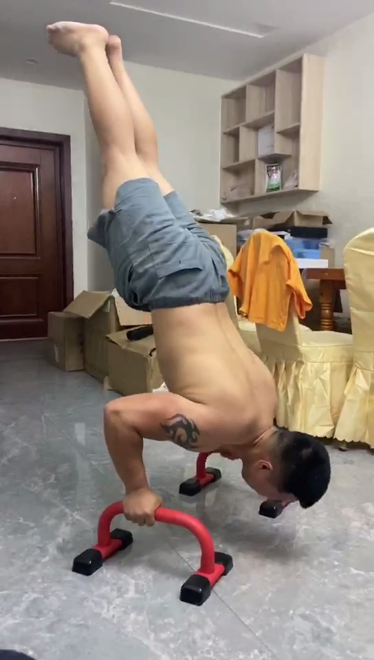 倒立俯卧撑的锻炼方法，十秒钟教你学会倒立
