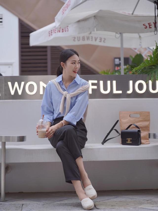 蓝色西装配什么颜色的衬衫，蓝色西装配什么颜色的衬衫男（蓝色衬衫搭配西装裤、短裤）