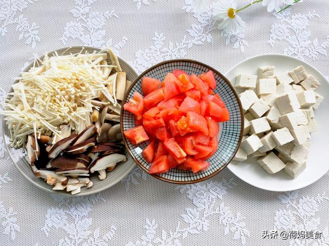 三鲜豆腐汤怎么做，三鲜菌菇豆腐汤的家常做法