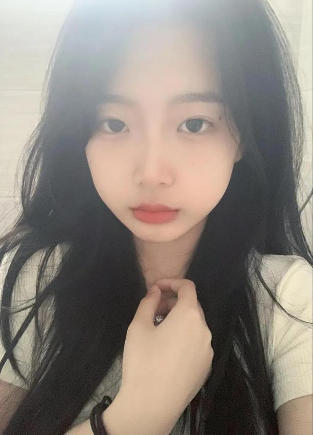 学生头像女生穿校服的微信，学生头像女生穿校服的（清爽干净学生女头像）