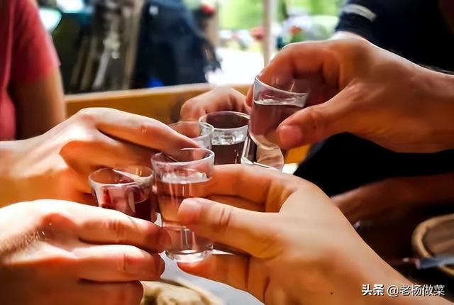 生日宴怎样发微信请客，生日请人吃饭简短邀请短信（内行人教你3句话）