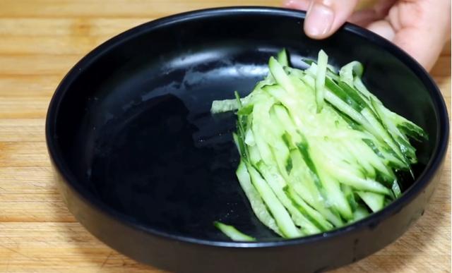 面皮的做法是什么，面皮是怎样做的（擀面皮不要出去买了）