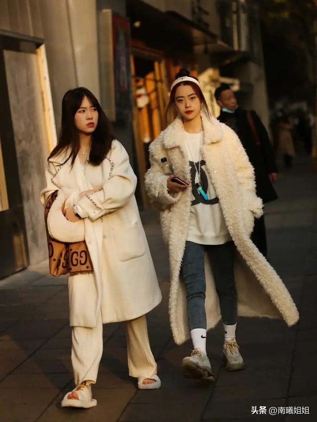 直筒裤和修身裤有什么区别，牛仔裤修身和直筒有什么区别（裤子究竟穿“松”还是穿“紧”更好）