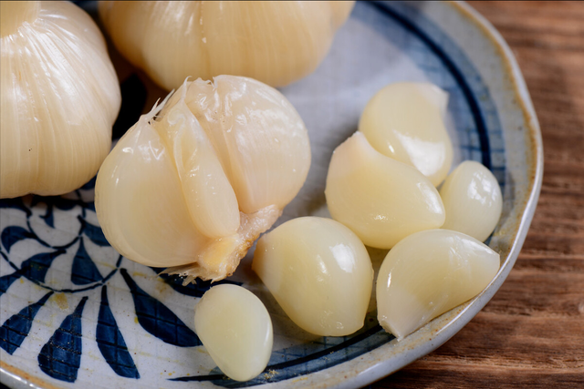 白酒泡大蒜有什么功效，白酒泡大蒜有什么作用（切忌直接放调料）