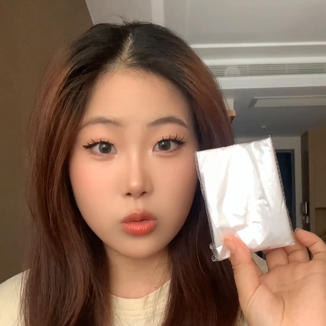 米棕色的头发染发步骤，今天给托尼加两个大鸡腿哈哈哈