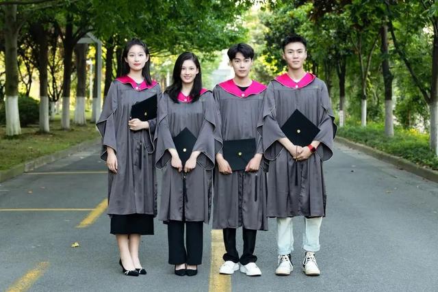 拍毕业证件照穿什么衣服,毕业证照片穿什么(2022最美学士服太卷了吧)