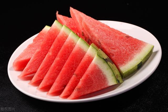 西瓜撒盐的功效，吃西瓜放盐的好处（壹邦小知识：西瓜为什么沾盐吃）