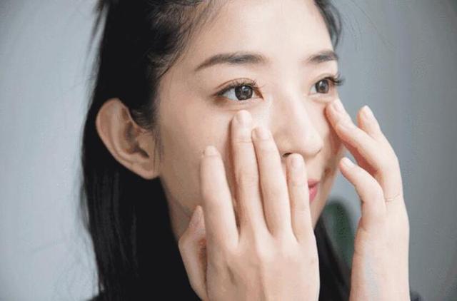眼霜真的有必要使用吗，看到杨幂对护肤品“取舍”后