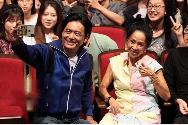 终于明白，陈荟莲不漂亮，也没有孩子，周润发为何独宠她38年了