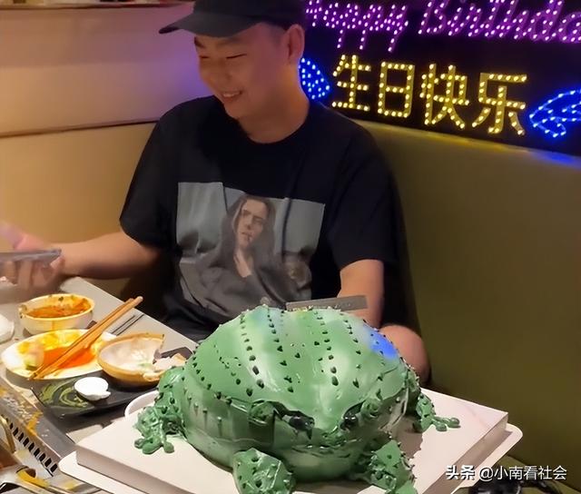 生日蛋糕恶搞字简单，生日蛋糕恶搞字简单可爱（江苏一男生过生日发小做“青蛙”蛋糕庆贺）
