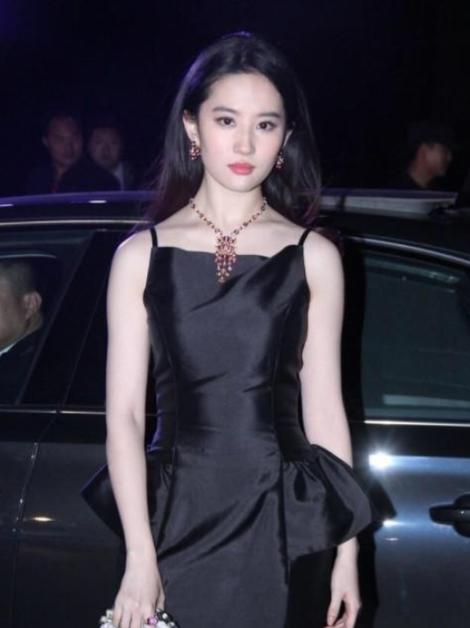 如今的刘亦菲依旧风采迷人，不管正面看还是背后看