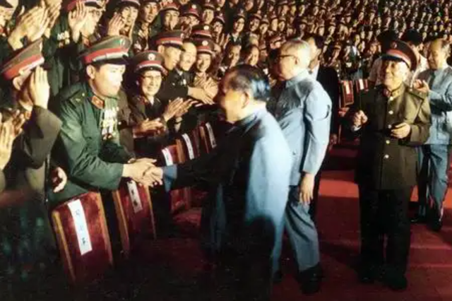 精兵简政的精是什么意思，精兵简政的精是什么意思字典上的解释（邓小平向全世界宣布裁军百万）