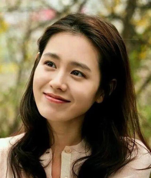 李英爱在韩国的影视圈地位，2022年韩国“10大最美女演员”排名