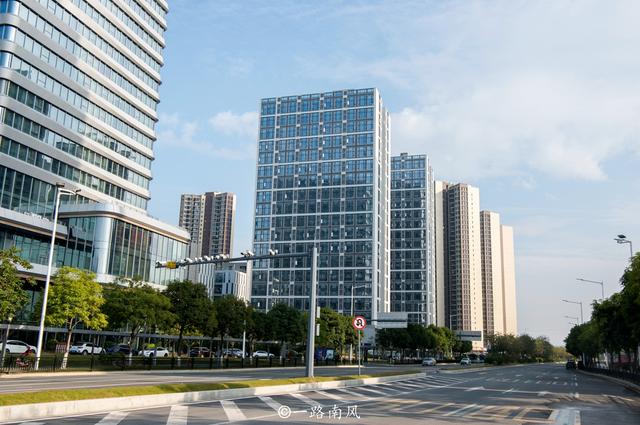 城市套路深的幽默句子，男女幽默聊天的对话（距离市中心超过40公里）