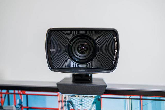 如何实现一台电脑多屏显示，如何实现一台电脑多屏显示同步（双屏无线办公桌面搭建）