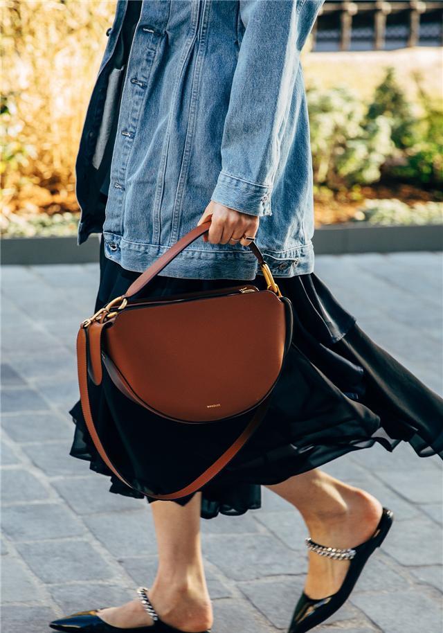 脚宽穿什么凉拖好看，脚宽穿什么凉鞋好看图片（这3款凉鞋火到不行）