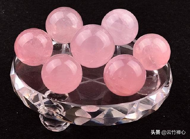 粉水晶的功效与作用，草莓晶的功效与作用（粉水晶可以用盐水净化吗）