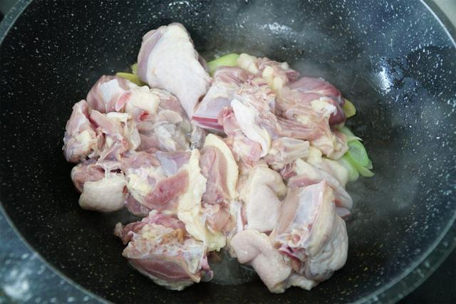 水煮鸡胸肉的热量，水煮鸡胸肉怎么减肥（6种比较低卡低脂的肉类）