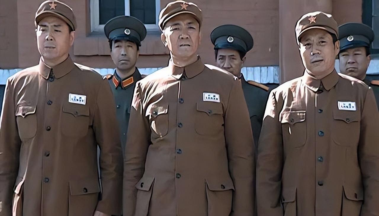 在军事学院学习的《亮剑》三人组对于军衔很是不满,认为军衔偏低,因而