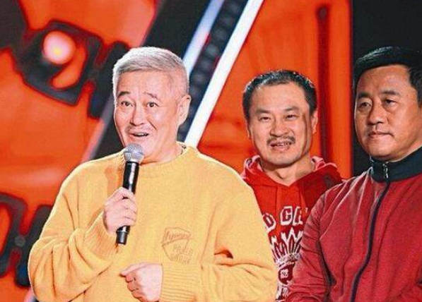 65岁赵本山的晚年生活曝光：在家玩钓鱼游戏，爱徒陪着下军棋