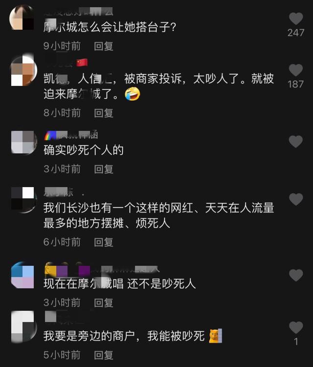首届超女十强歌手摆摊直播，商场嗨唱太吵闹，被曝遭投诉后换场地